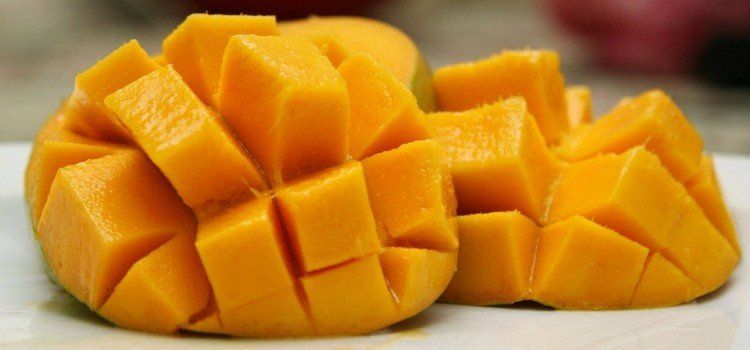 Closeup de mango abierto y cortado en cubitos